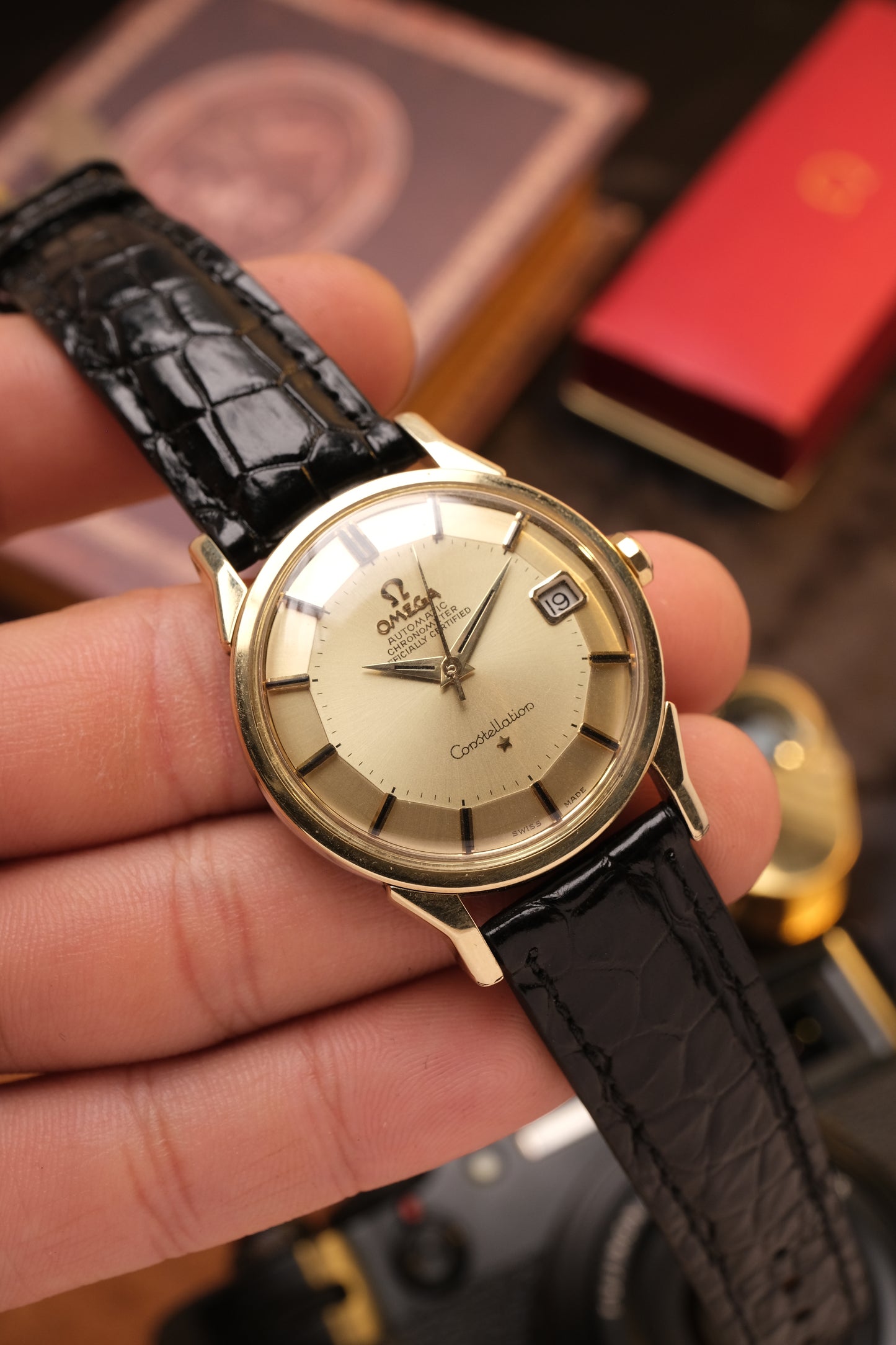 OMEGA CONSTELLATION PIE PAN DOG LEG GOLD AUTOMATIC CHRONOMETER REF. 168.005 Black Leather Strap