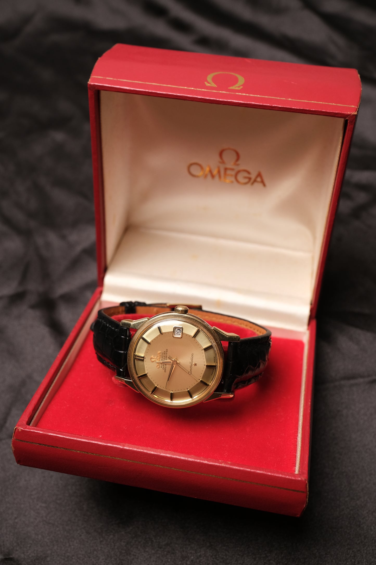 OMEGA CONSTELLATION PIE PAN DOG LEG GOLD AUTOMATIC CHRONOMETER REF. 168.005 Black Leather Strap