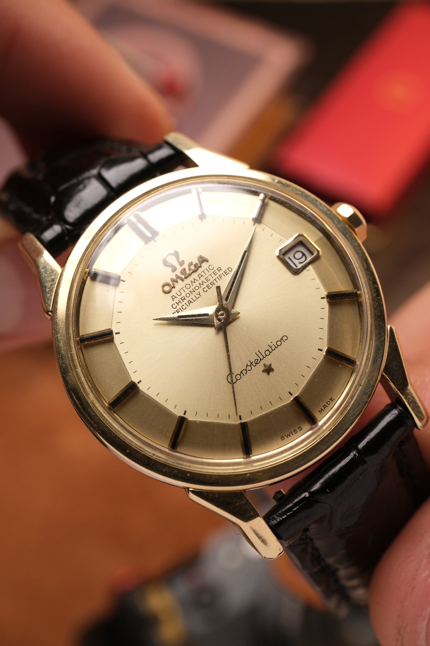 OMEGA CONSTELLATION PIE PAN DOG LEG GOLD AUTOMATIC CHRONOMETER REF. 168.005 Black Leather Strap