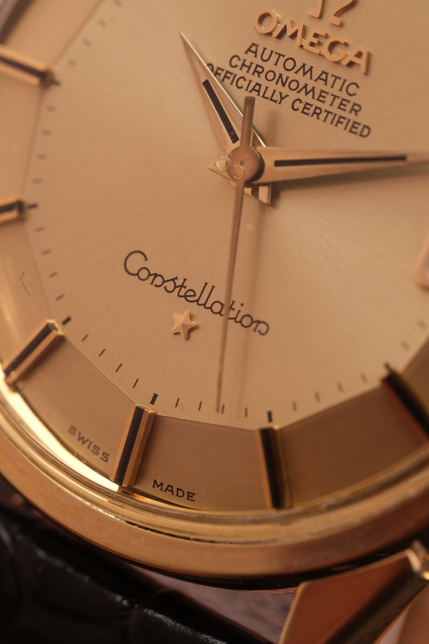 OMEGA CONSTELLATION PIE PAN DOG LEG GOLD AUTOMATIC CHRONOMETER REF. 168.005 Black Leather Strap