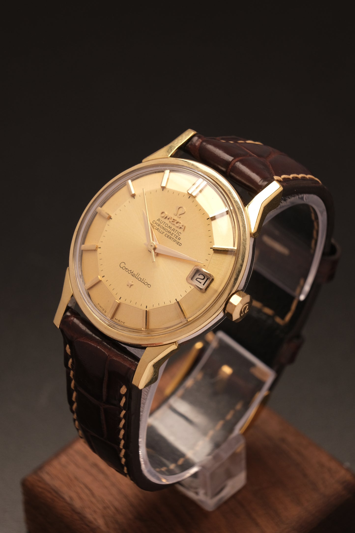 OMEGA CONSTELLATION PIE PAN DOG LEG GOLD AUTOMATIC CHRONOMETER REF. 168.005