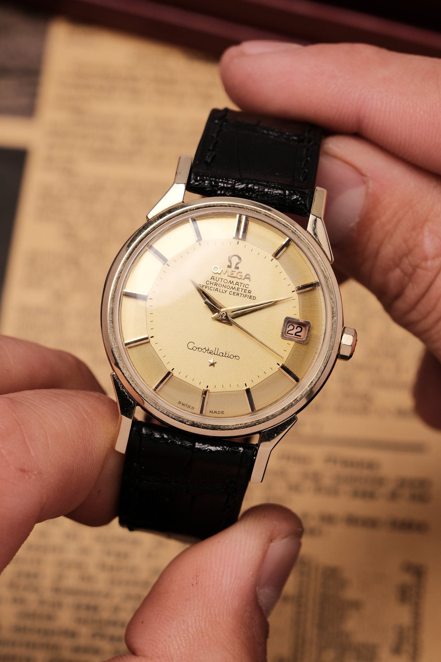 1968 OMEGA CONSTELLATION PIE PAN DOG LEG Yellow Gold - Champagne Dial AUTOMATIC CHRONOMETER REF. 168.005
